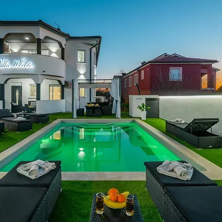 Guest house Complex White Pula