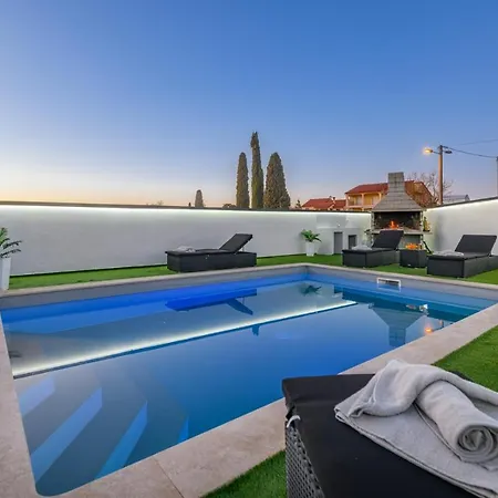 Complex White Guest house *