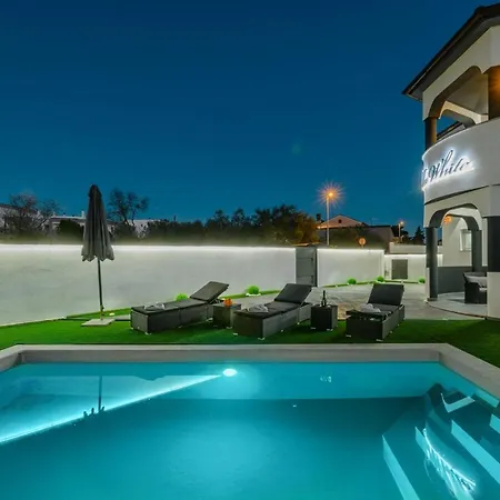 Complex White Guest house *
