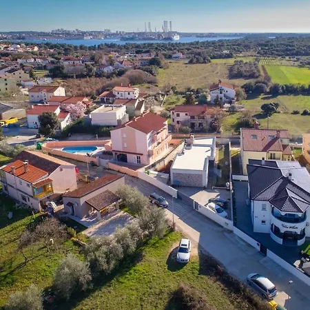 Complex White 招待所 3*