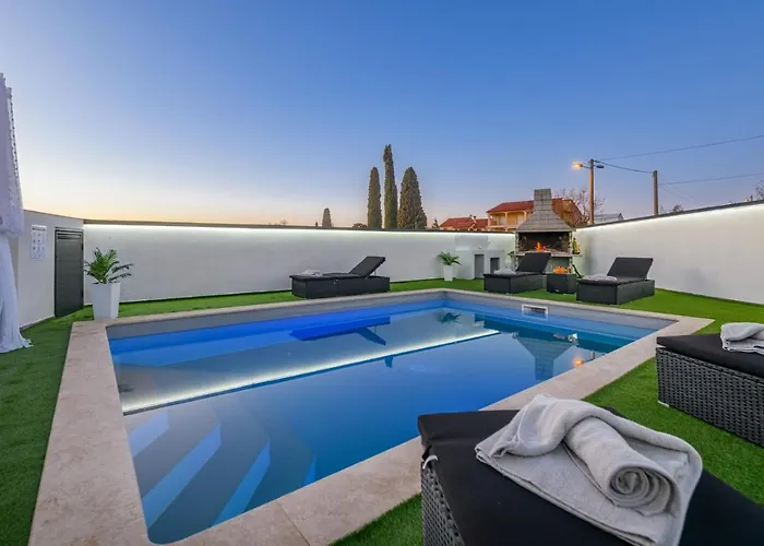 Complex White 招待所 3*