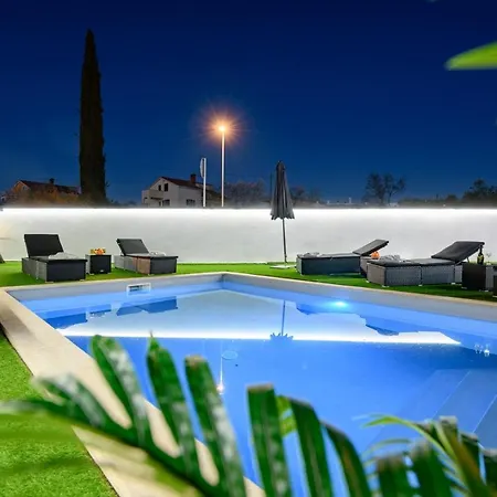 Complex White 3* Pula