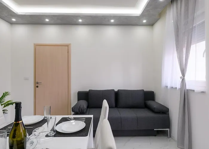 Complex White 2* Pula