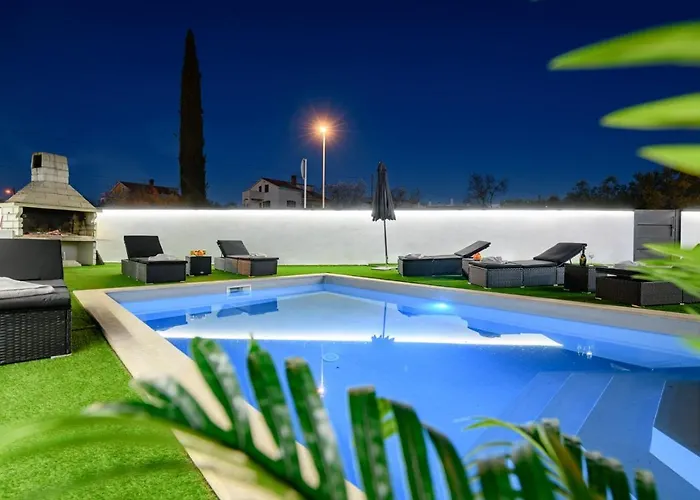 Complex White 3* Pula